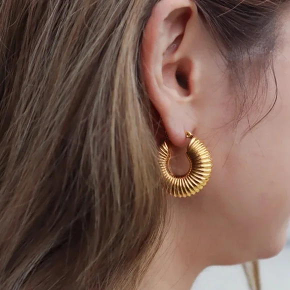 Waterproof gold plated hoop earrings - Picture 2 of 3